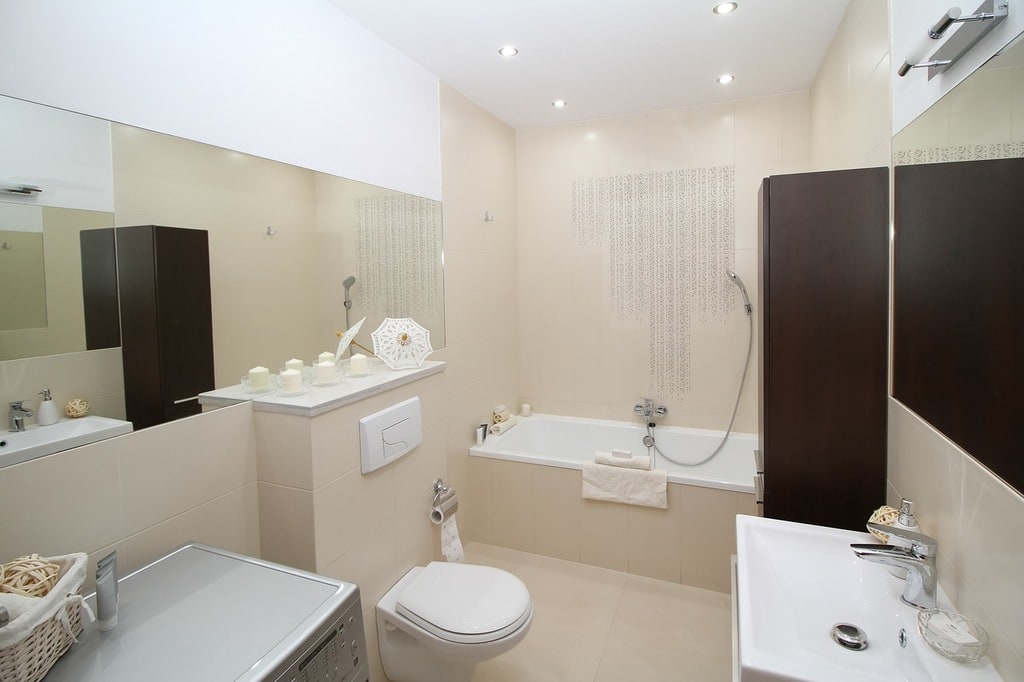 Avec quoi nettoyer un miroir en bois de salle de bain ?